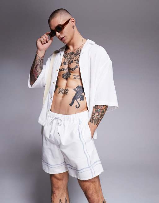 Shorts de baño color piedra de largo medio con borde estampado de ASOS DESIGN