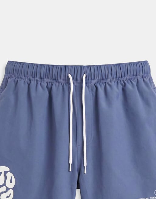 Shorts de baño cortos azules con estampado posicional de silicona en relieve de ASOS DESIGN, 8 de 9