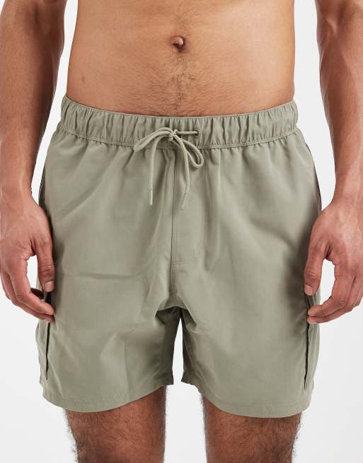 Shorts de baño cortos caquis con bolsillos cargo de ASOS DESIGN, 4 de 5