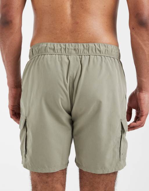 Shorts de baño cortos caquis con bolsillos cargo de ASOS DESIGN, 5 de 5