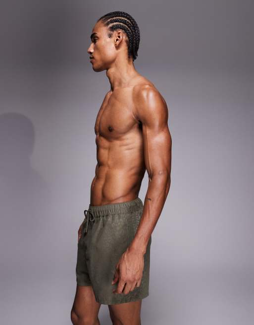 Shorts de baño cortos caquis con estampado de leopardo de jacquard de ASOS DESIGN, 3 de 5