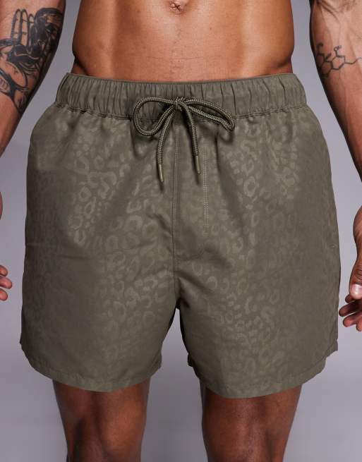 Shorts de baño cortos caquis con estampado de leopardo de jacquard de ASOS DESIGN, 5 de 5