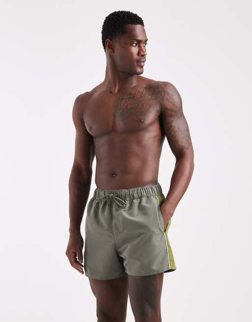Shorts de baño cortos caquis con ribetes de ASOS DESIGN, 2 de 5