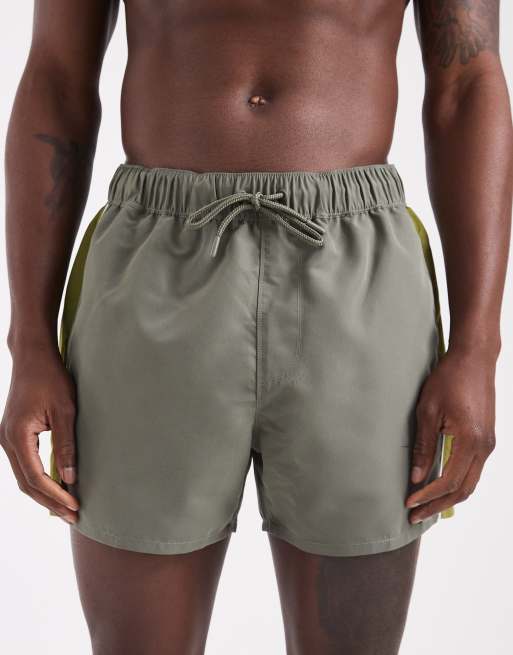 Shorts de baño cortos caquis con ribetes de ASOS DESIGN, 4 de 5