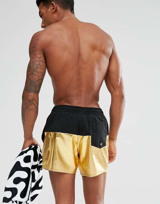 Shorts de baño cortos con panel dorado metálico de ASOS, 2 de 4