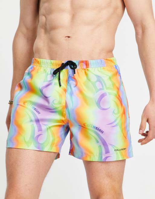 Shorts de baño cortos multicolores con estampado de arcoíris difuminado de COLLUSION