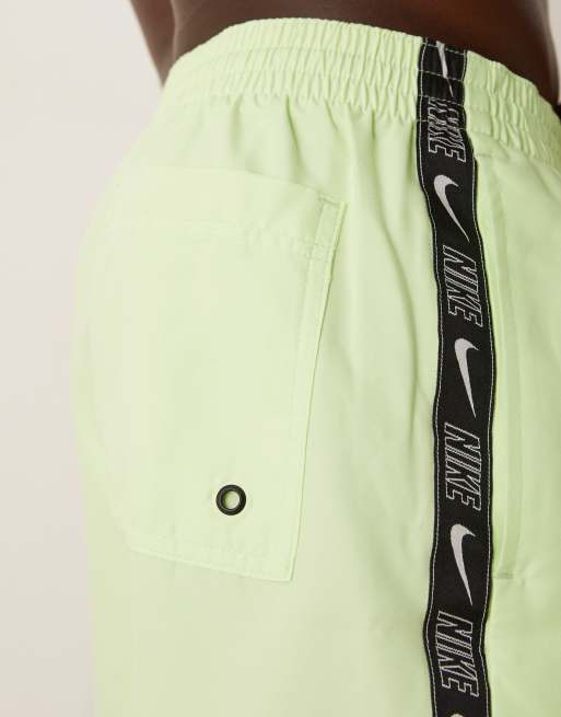 Shorts de baño de 5" amarillos con cinta con logo Lap Volley de Nike, 2 de 4