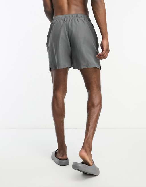 Shorts de baño de 5" grises con logo grande Volley de Nike Swimming, 3 de 4