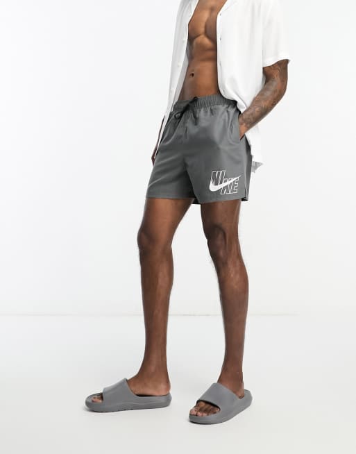 Shorts de baño de 5" grises con logo grande Volley de Nike Swimming, 4 de 4