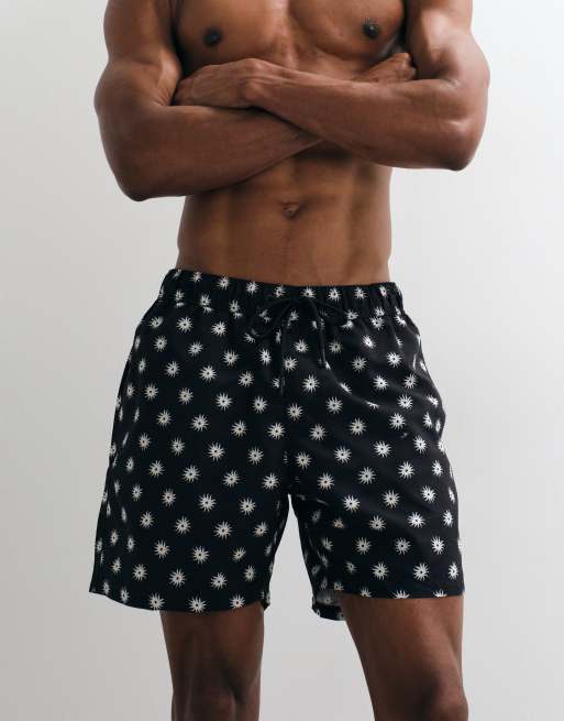 Shorts de baño de largo medio negros con diseño estampado de ASOS DESIGN, 2 de 5