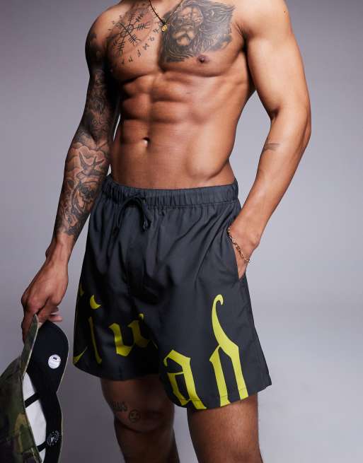 Shorts de baño gris carbón de largo medio con detalle estampado de ASOS DESIGN, 2 de 4