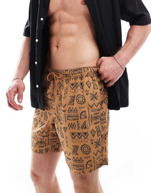 Shorts de baño marrones de largo medio con estampado geométrico de ASOS DESIGN