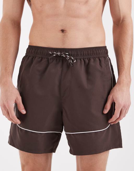 Shorts de baño marrones de largo medio con ribetes blancos en contraste de ASOS DESIGN, 5 de 6