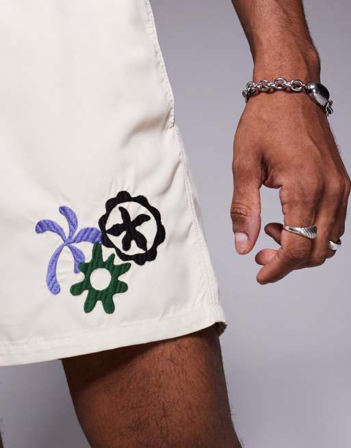 Shorts de baño muy cortos beis con detalle bordado de ASOS DESIGN, 2 de 4