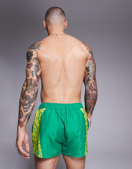 Shorts de baño muy cortos verdes con estampado animal de ASOS DESIGN, 3 de 4