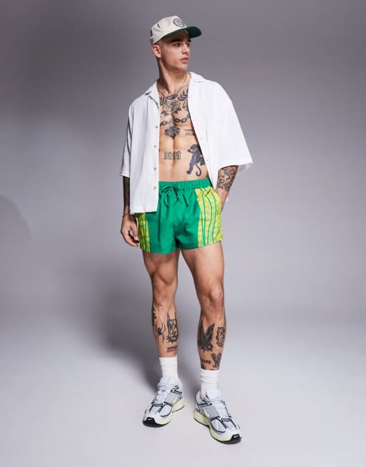 Shorts de baño muy cortos verdes con estampado animal de ASOS DESIGN, 4 de 4