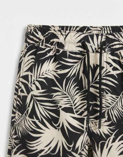 Shorts de baño negros con estampado de palmeras de New Look, 8 de 9
