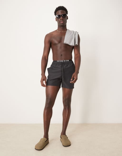 Shorts de baño negros con logo en la cinturilla de Calvin Klein, 2 de 4