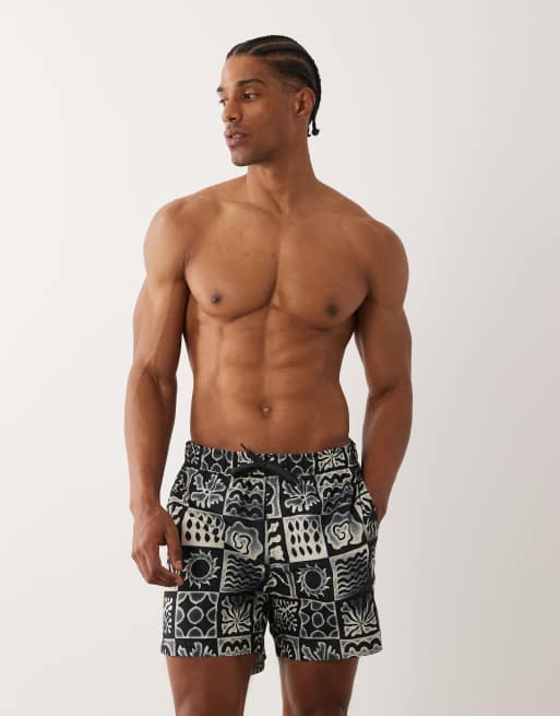 Shorts de baño negros y blancos con estampado color block de ONLY & SONS