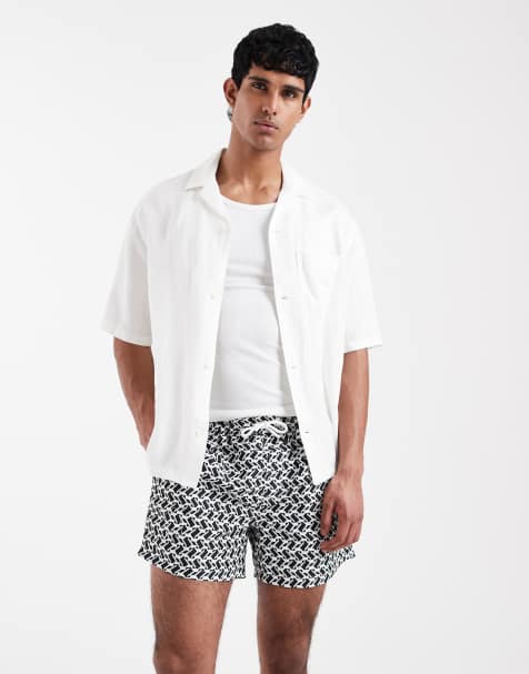 Shorts de baño negros y blancos de largo medio con estampado geométrico de New Look - view 1