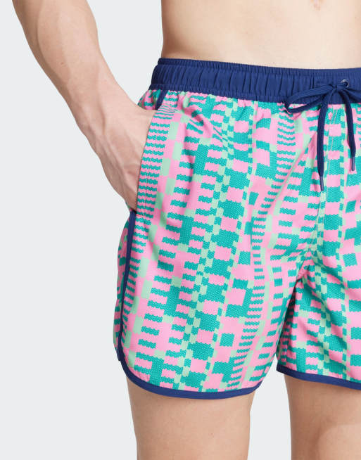 Shorts de baño rosa lúcido y azul oscuro Tom Daley de adidas Performance, 2 de 4