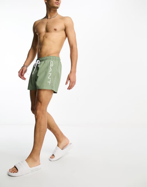 Shorts de baño verde oliva con logo de texto en el lateral de GANT