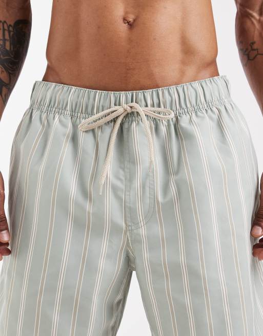 Shorts de baño verde salvia a rayas de largo medio de ASOS DESIGN, 4 de 5