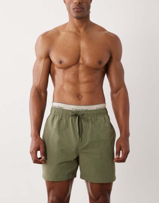Shorts de baño verdes con cordón ajustable y logo en la cinturilla de Calvin Klein, 2 de 5