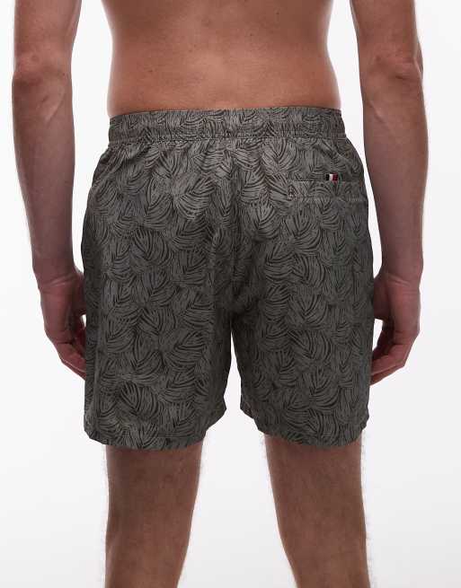 Shorts de baño verdes con estampado de hojas de palmera y cordón ajustable de Tommy Hilfiger , 4 de 5