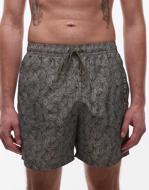 Shorts de baño verdes con estampado de hojas de palmera y cordón ajustable de Tommy Hilfiger , 5 de 5