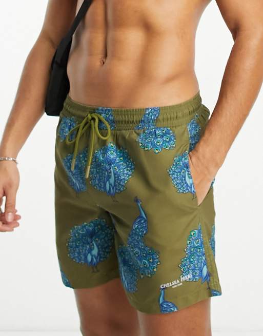 Shorts de baño verdes y azules con estampado de pavos reales de Chelsea Peers