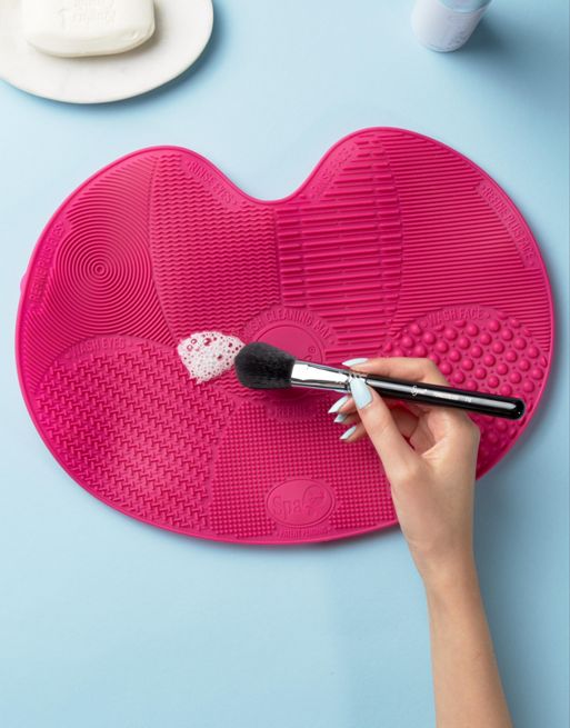 Sigma Beauty Sigma Spa Express Silicone Brush Cleaning Mat w/Suction Cups &  Compact Design, Perfect