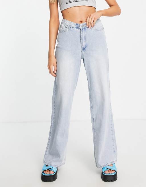 Signature 8 - Jeans met lage taille, V-vormige tailleband en wijde pijpen met lichte wassing in blauw 