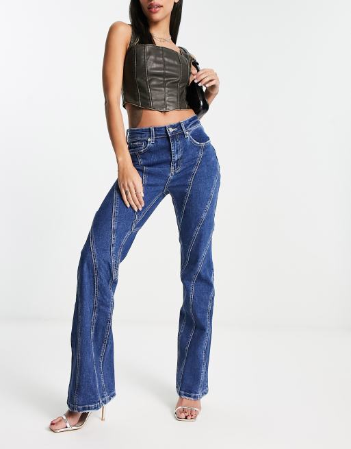 Signature 8 – Jeans mit geradem Schnitt in mittlerer Waschung und Ziernaht vorne 