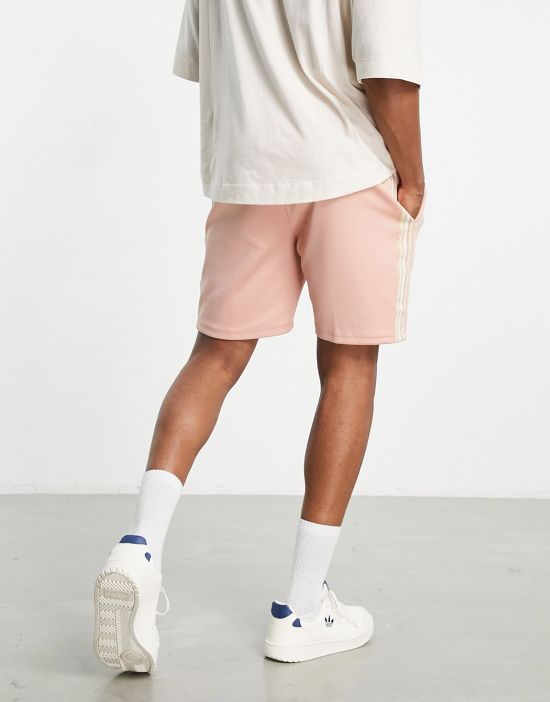https://images.asos-media.com/products/siksilk-infinite-pleated-shorts-in-pale-pink-with-side-stripe/202119075-3?$n_550w$&wid=550&fit=constrain