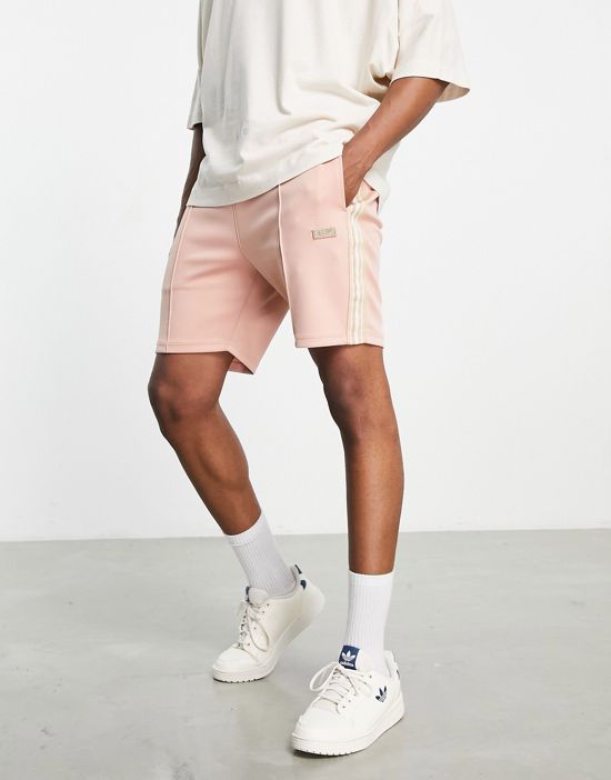 https://images.asos-media.com/products/siksilk-infinite-pleated-shorts-in-pale-pink-with-side-stripe/202119075-4?$n_550w$&wid=550&fit=constrain