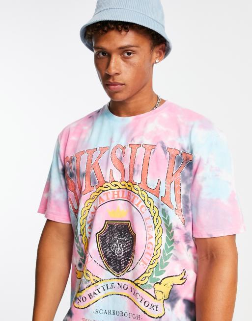 SikSilk – Różowy T-shirt oversize z efektem tie-dye i nadrukiem w stylu uniwersyteckim – część zestawu