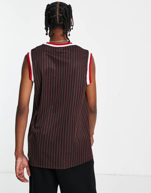 SikSilk – Svart basketlinne med röda kritstrecksränder och collegetryck, del av set, 3 av 4