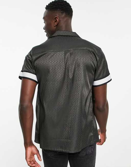 SikSilk – Svart skjorta med platt krage, tejpade detaljer och heltäckande logga, 4 av 4