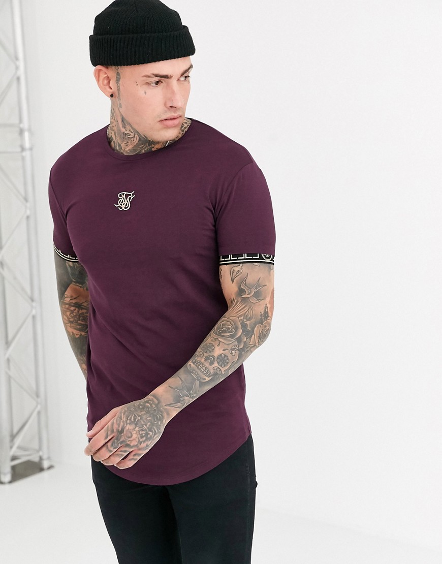 SikSilk – Vinröd t-shirt i muscle fit med barockdetalj på ärmen