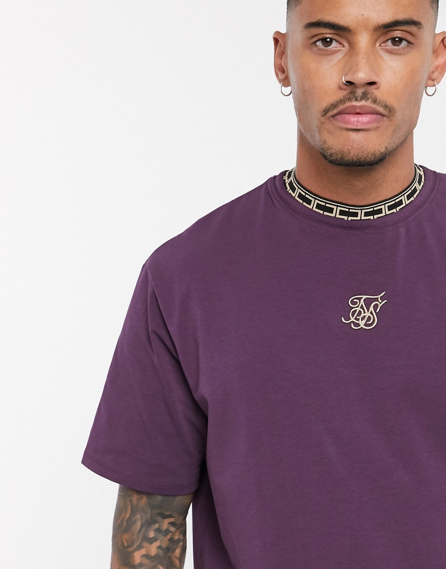 SikSilk – Vinröd t-shirt i oversize med tejpade detaljer på kragen