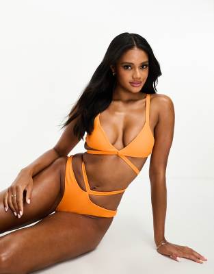 Simmi - Bikinihose in Orange mit Riemchendetail, Kombiteil