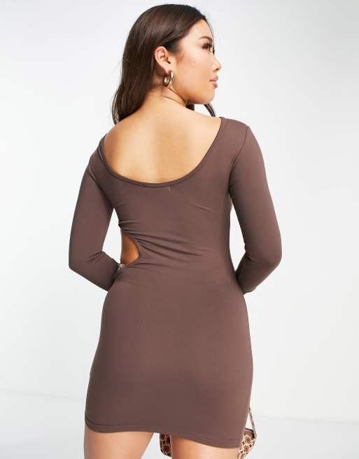 Simmi – Brun kort bodycon-klänning med utskurna detaljer och kedja, 2 av 4