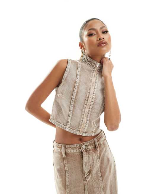 Simmi - Hoogsluitende mouwloze denim top met rits in zandkleur met lichte wassing, deel van co-ord set