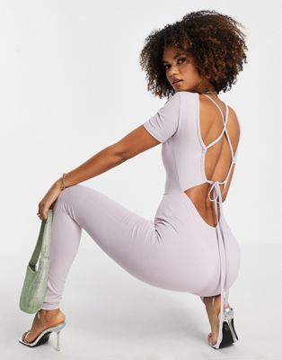 Simmi – Jumpsuit mit Rückenausschnitt und Trägern in Lavendel-Violett