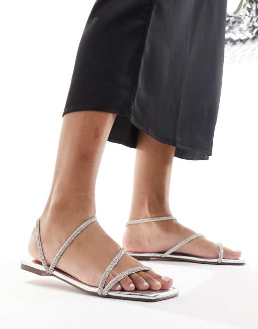 SIMMI London – Alami – Flache Riemchensandalen in Silber mit Verzierung