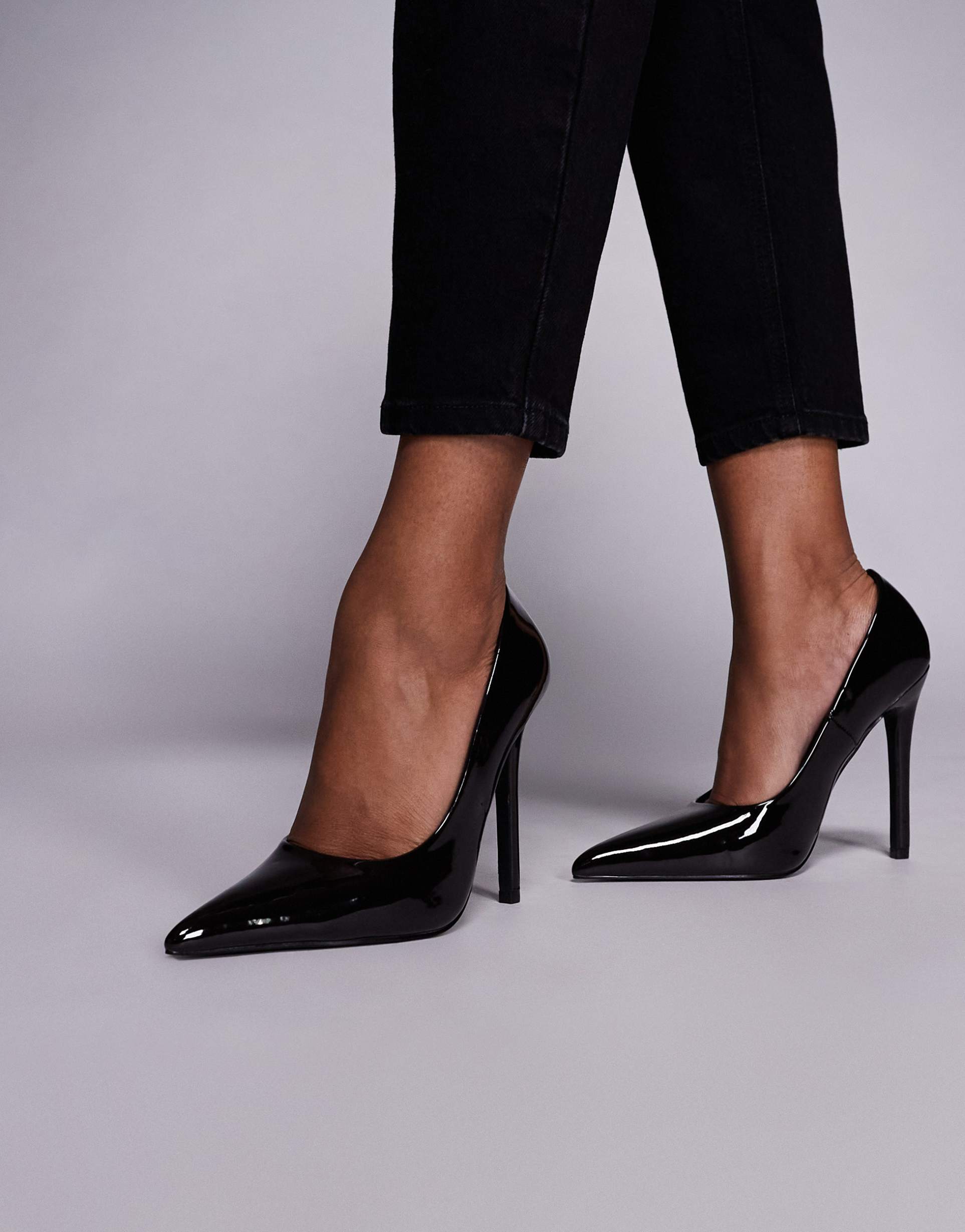 simmi london alez heeled pumps in chocolate patent