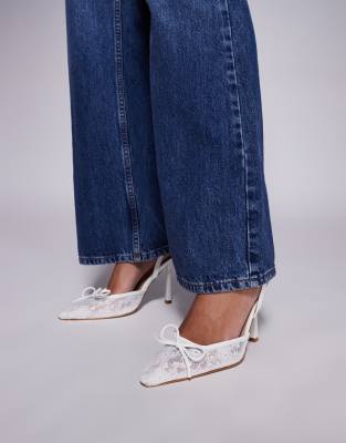 SIMMI London - Bebee - Pumps in Weiß mit offener Rückseite und Schleifendetail