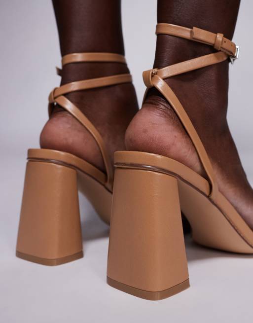 SIMMI London – Bora – Riemchen-Sandaletten in Beige mit mittelhohem Blockabsatz