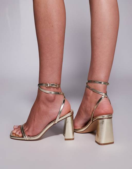 SIMMI London – Bora – Riemchen-Sandaletten in Gold mit mittelhohem Blockabsatz
